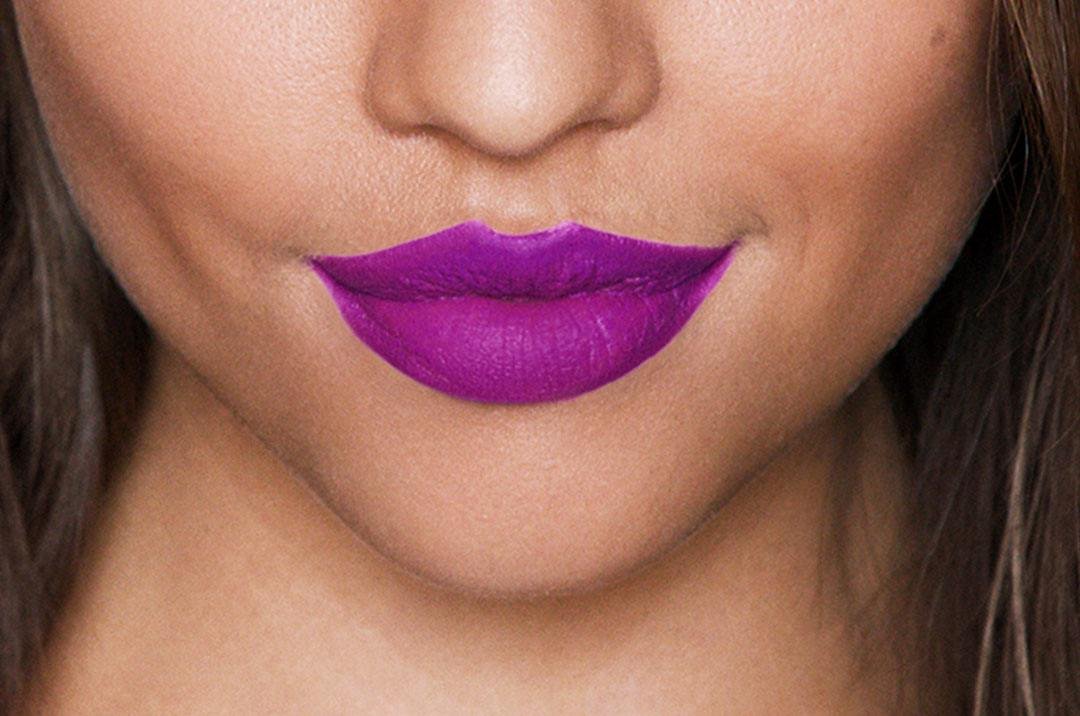 Junge Frau mit lilafarbenden, flüssigen, matten Lippenstift von Maybelline