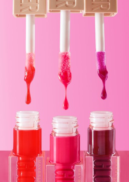 Drei Applikatoren des Lifter Gloss Lip Gloss in verschiedenen Farbtönen tropfen runter in die Lipstick-Fläschchen