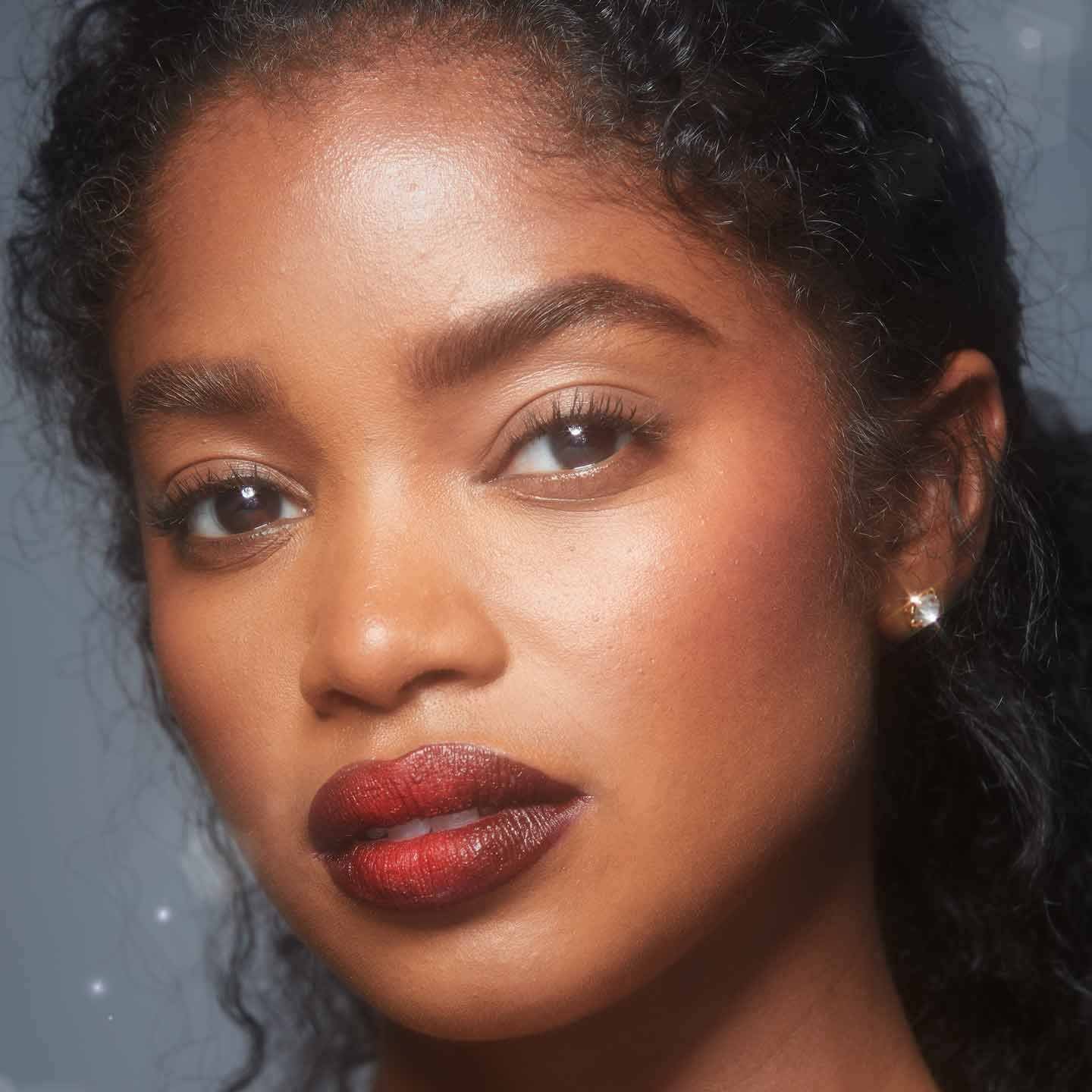 Beispielbild junge Frau mit red ombre Lippenstift