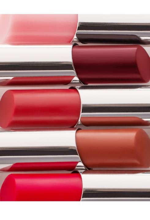 Fünf geöffnete Lippenstifte in Rot- und Nudetönen