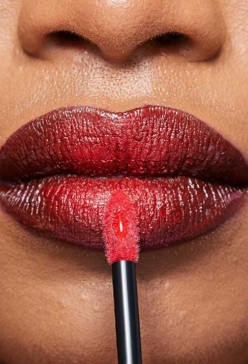 Nahaufnahme von Ombre Lippen deren Lippenumrandung mit einem Liquid Lipstick nachgezogen werden