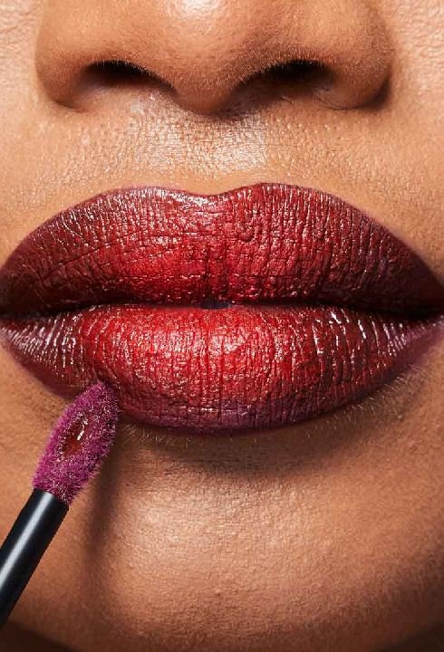 Heller Lippenstift wird für Ombré-Lippen auf die Lippenmitte aufgetragen