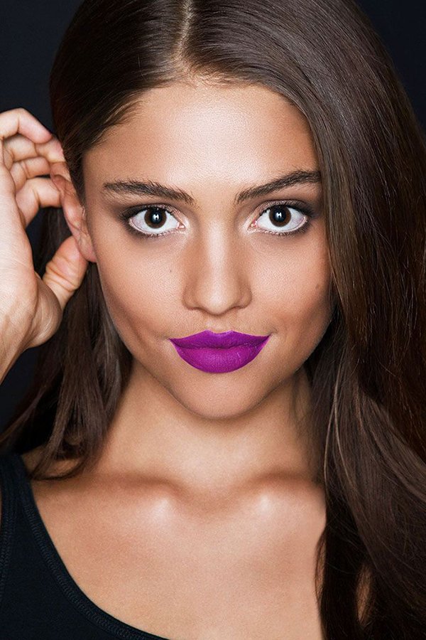 Wie man Liquid Matte Lippenstift aufträgt Model mit lilafarbenen Lippen