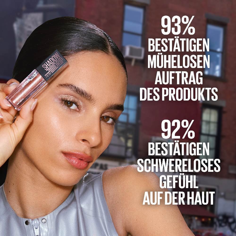 Gesicht einer Frau, die den Chroma Liquid Eyeshadow an ihre Stirn hält. Daneben Schriftzug mit Studienergebnissen zum mühelosen Auftrag und ein schwereloses Tragegefühl.