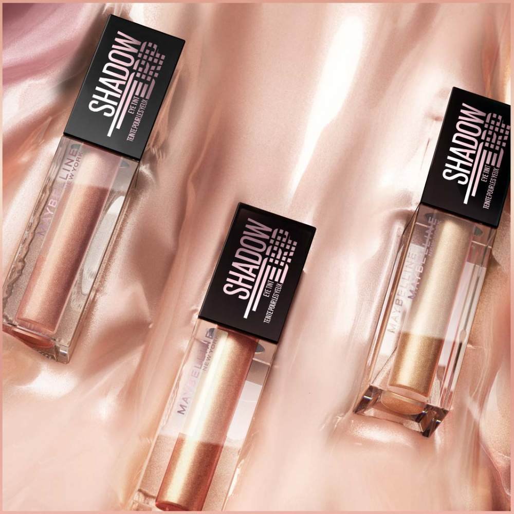 Vier Chroma Liquid Eyeshadows in verschiedenen Nuancen auf glänzendem Stoff Mit Schriftzug „Schmelzender Perlen-Effekt“