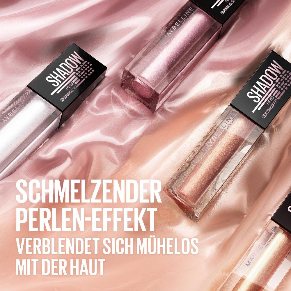 Vier Chroma Liquid Eyeshadows in verschiedenen Nuancen auf glänzendem Stoff Mit Schriftzug „Schmelzender Perlen-Effekt“.