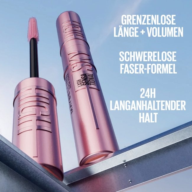 Die metallisch-rosa Tube der Maybelline Sky High Mascara und die geöffnete Bürste stehen vor blauem Himmel neben den Produktversprechen.