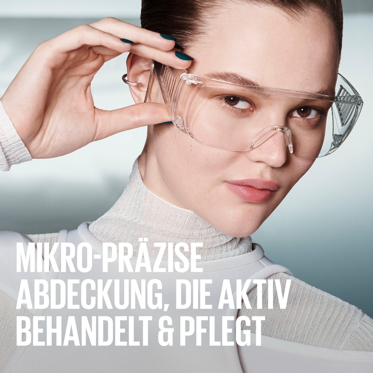 Frau mit Schutzbrille und Schriftzug „Mikro-Präzise Abdeckung, die aktiv behandelt und pflegt
