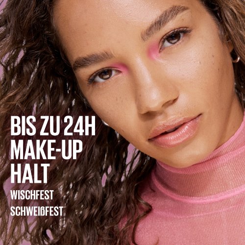 Gesicht einer Frau neben Schriftzug „Bis zu 24H Make-up Halt, wischfest, schweißfest“