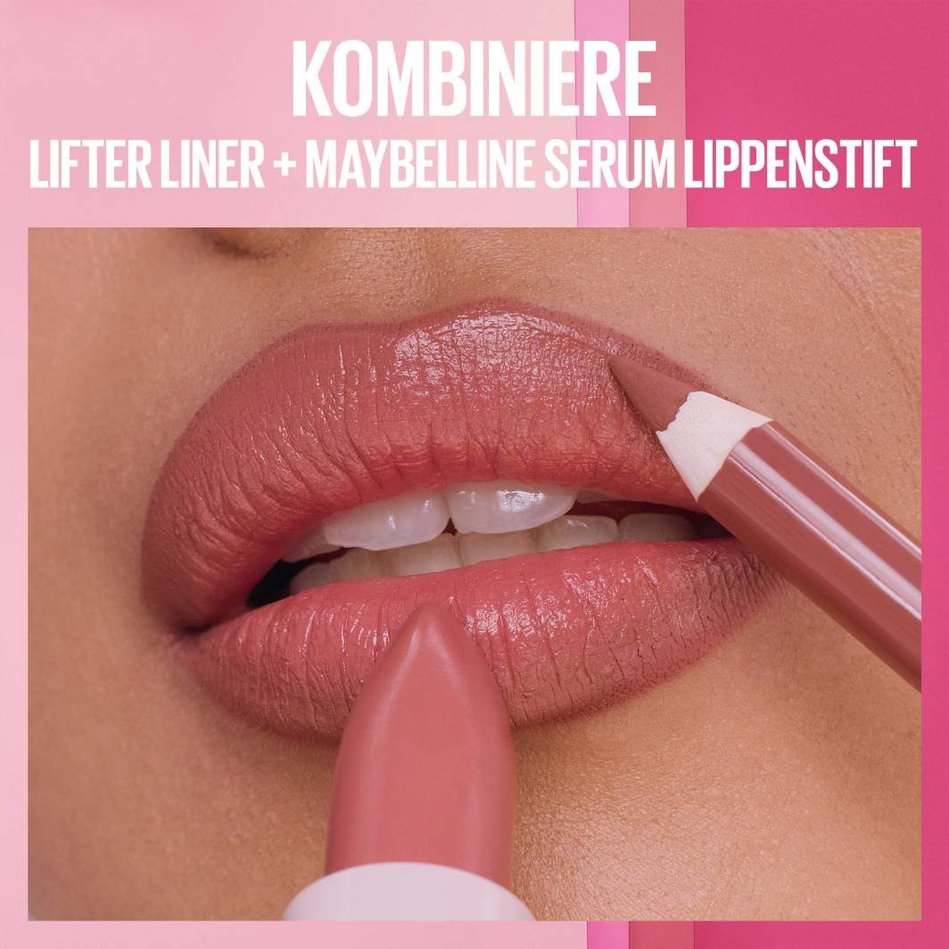 Nahaufnahme von Lippen, die mit einem nude-farbenen Lipliner umrandet und mit einem passenden Maybelline Serum Lippenstift ausgefüllt werden, vor einem rosa Hintergrund.