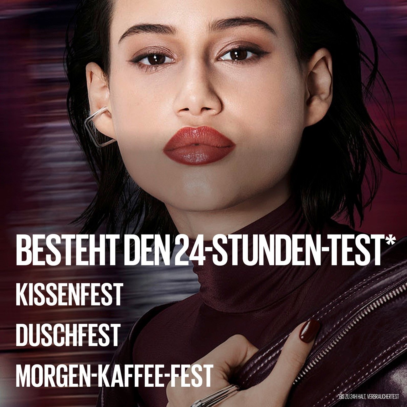Model präsentiert das fertige Lippen-Make-up, das kaffee-, dusch- und kissenfest ist.