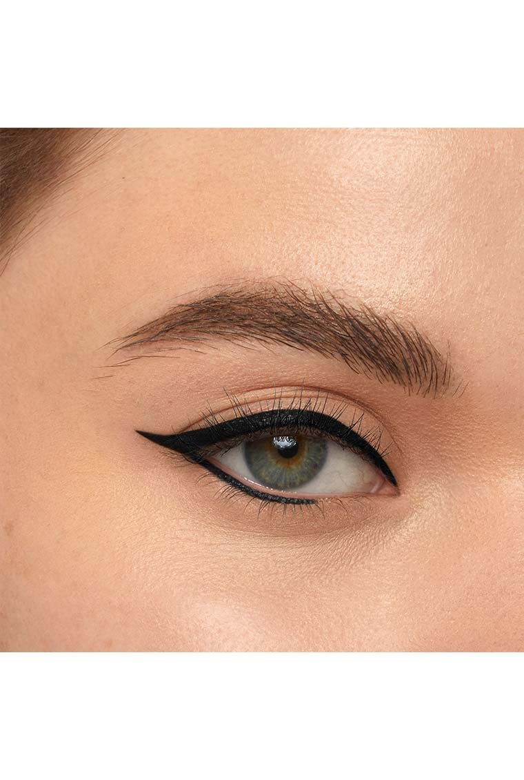 Anwendung des Lasting Drama Automatic Liner in Midnight Black von Maybelline New York