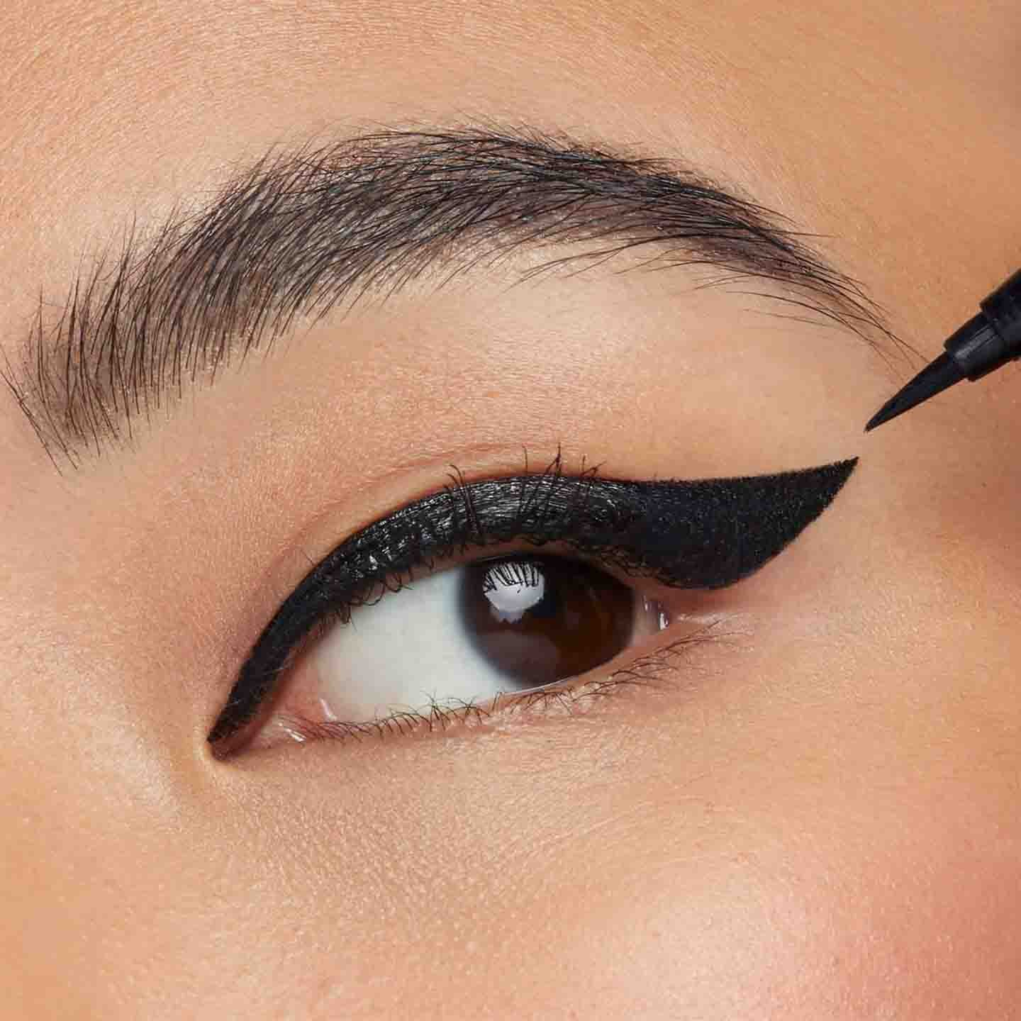 Anwendung des Tattoo Liner Ink Pen von Maybelline New York