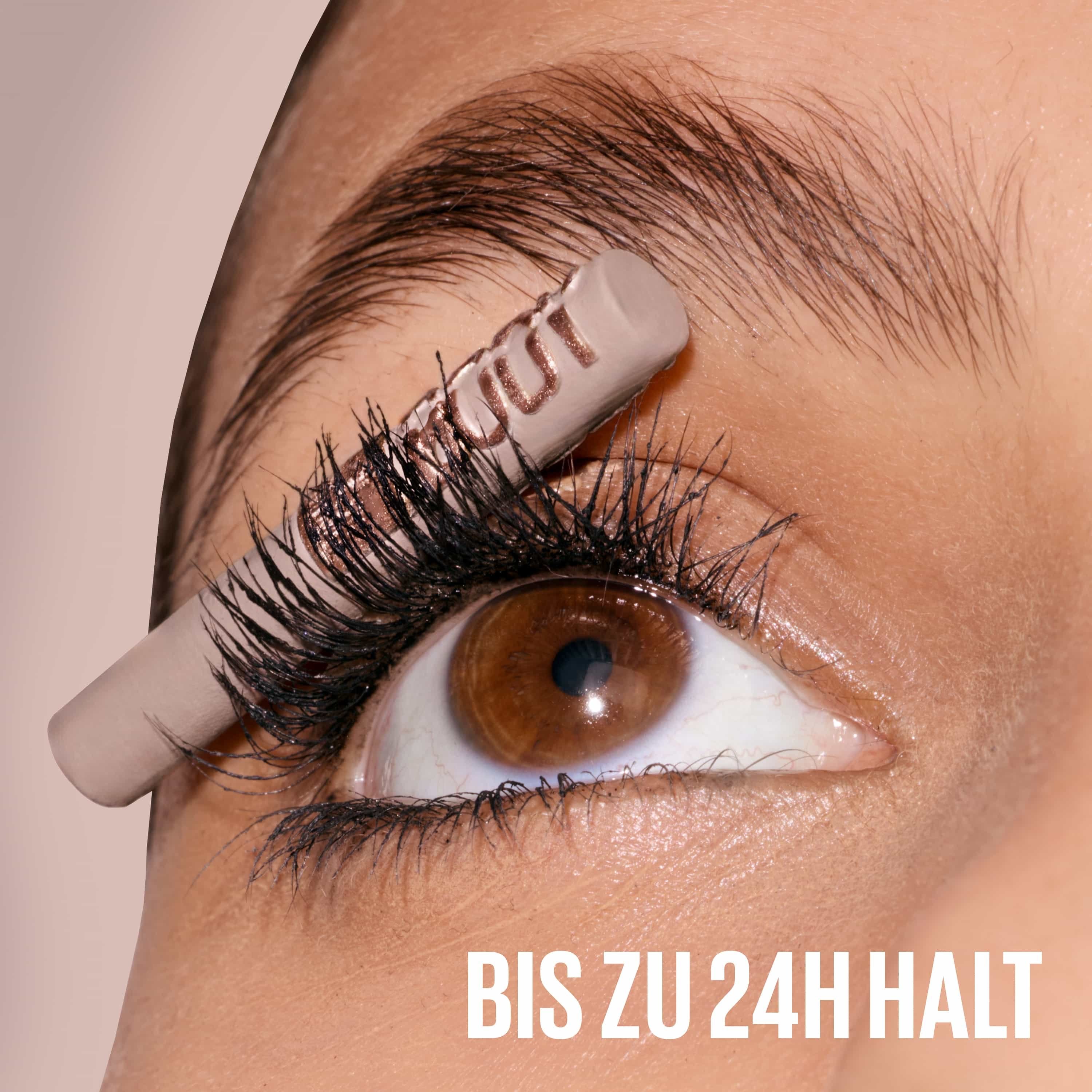 Gros plan d'un œil aux cils denses et volumineux portant le mascara Lash Sensational Body.