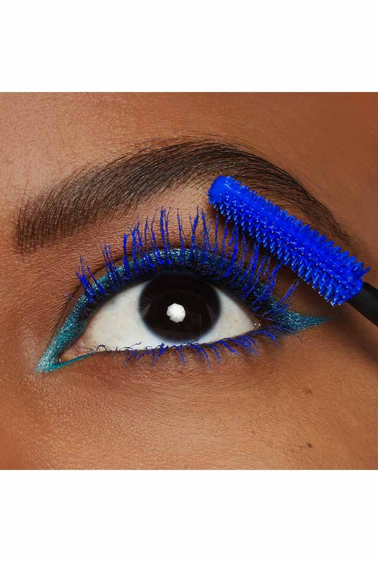 Anwendung der Lash Sensational Sky High in Blue Mist von Maybelline New York