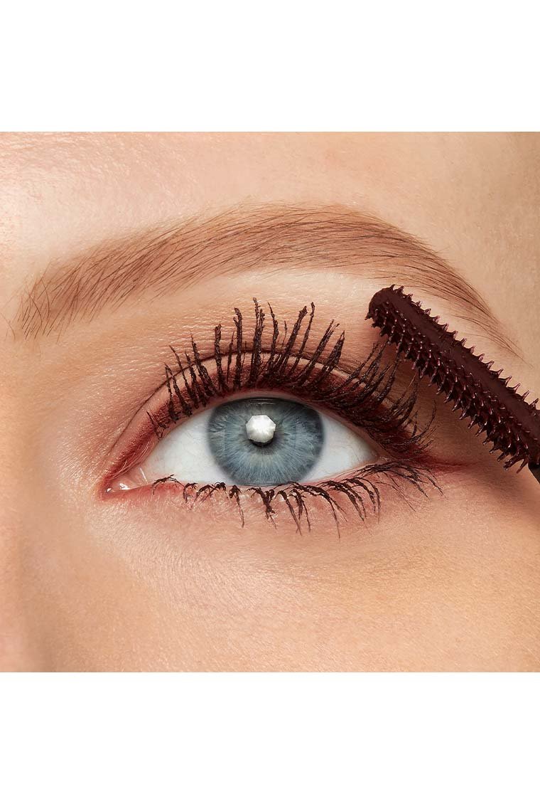 Anwendung der Lash Sensational Sky High in Burgundy Haze von Maybelline New York