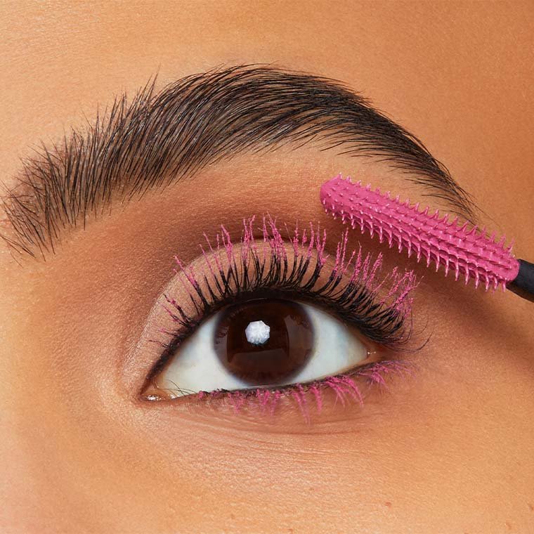 Anwendung der Lash Sensational Sky High in Pink Air von Maybelline New York
