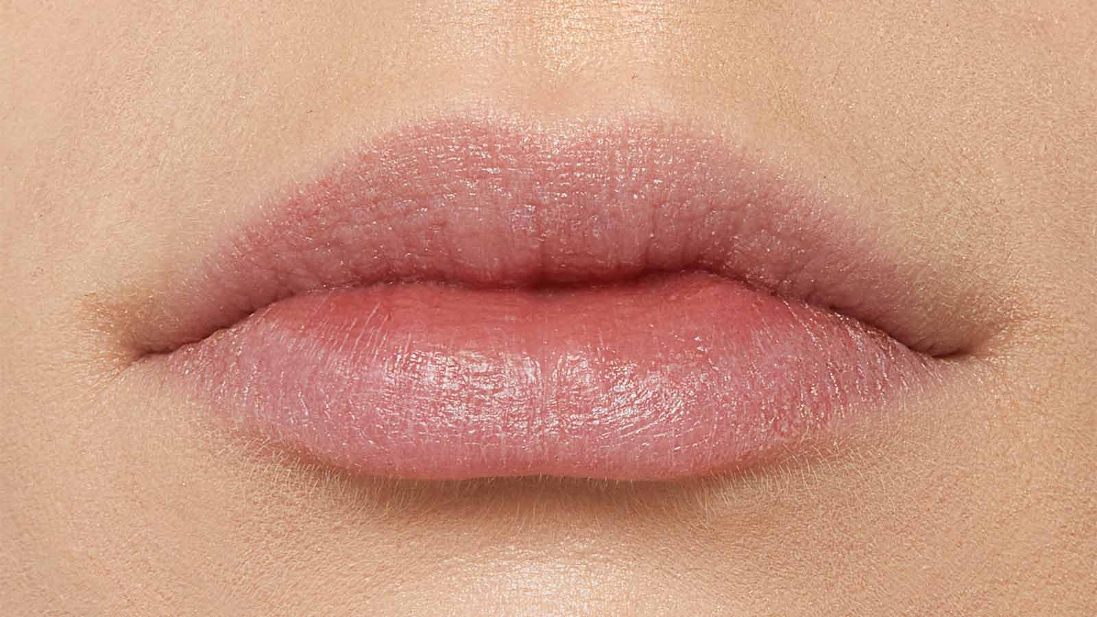 Zartrosa Lippen mit leichtem Glanz