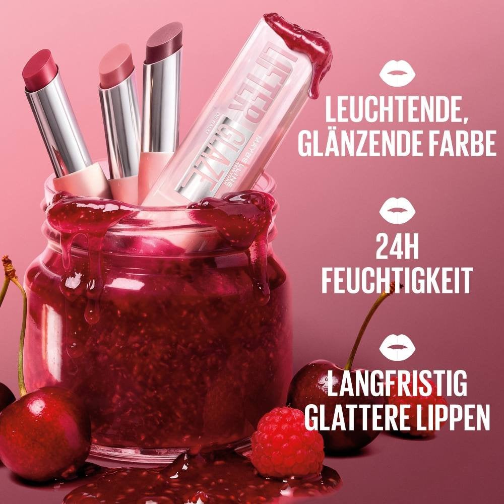 Vier Lifter Glaze Lip Balms in einem roten Marmeladenglas vor einem beerenfarbenen Hintergrund und verschiedenen Beeren auf dem Boden