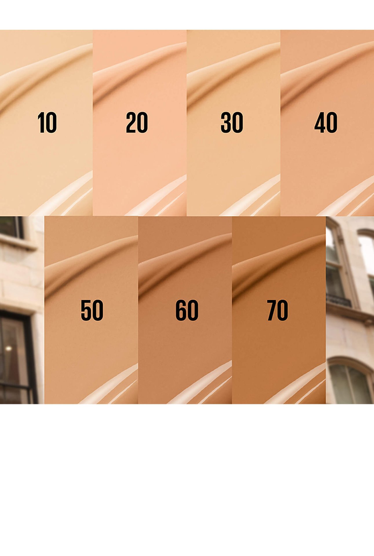 Acht Fit Me Nude BB Creams in verschiedenen Shades nebeneinander, ein Haus im Hintergrund