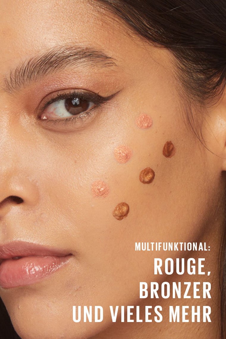 Profil einer Frau mit dunkler Haut. Auf ihren Wangenknochen sind 6 Punkte MAYBELLINE New York Sunkisser Blush.