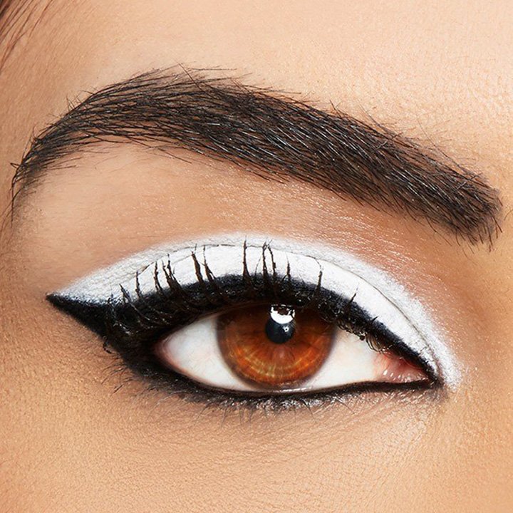 Nahaufnahme von einem Auge mit Eyeliner