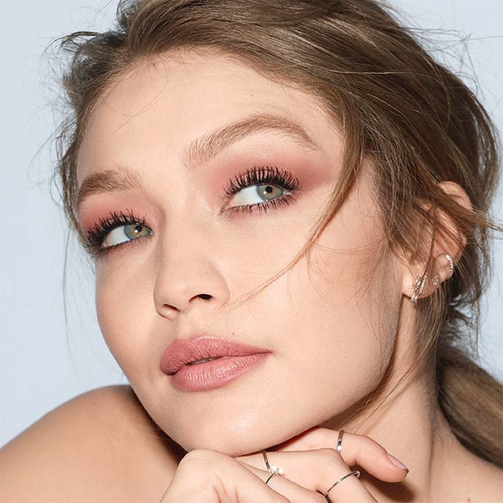 Frau mit definiertem Augen-Make-up und voluminösen Wimpern, getragen von der Maybelline Sky High Mascara.