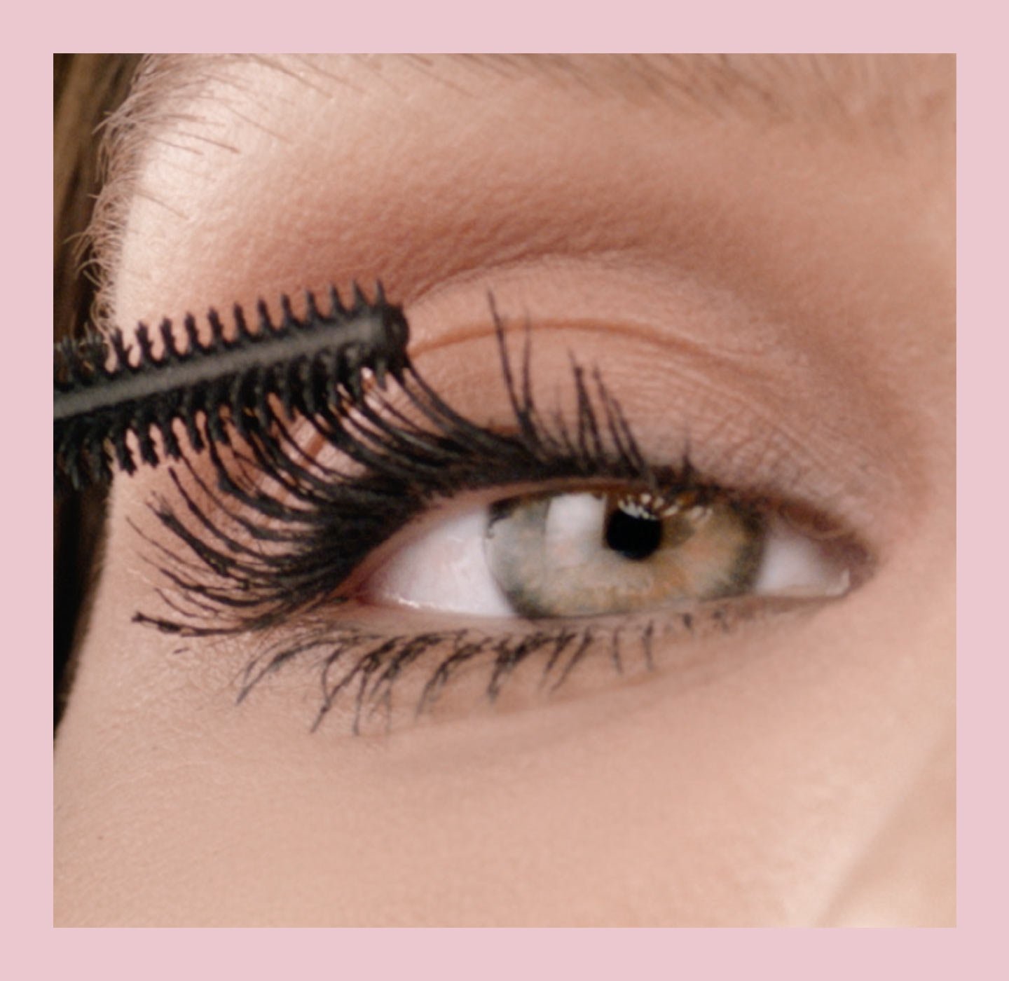 Eine Frau, die Lash Sensational Sky High Mascara mit einer Flex Tower Bürste aufträgt 