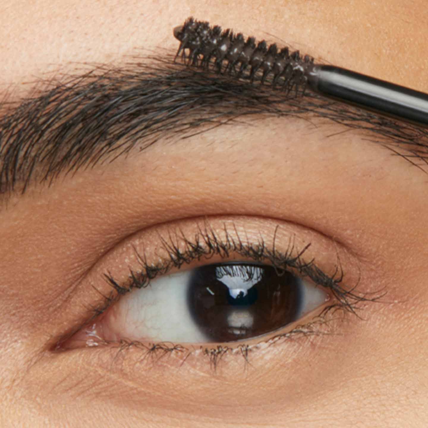 Augenbrauen zeichnen mit dem Express Brow Drama Gel von Maybelline New York