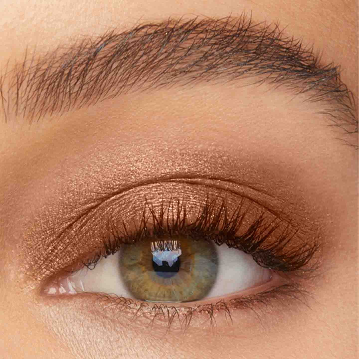 Bild eines Frauenauges mit schimmerndem Lidschatten