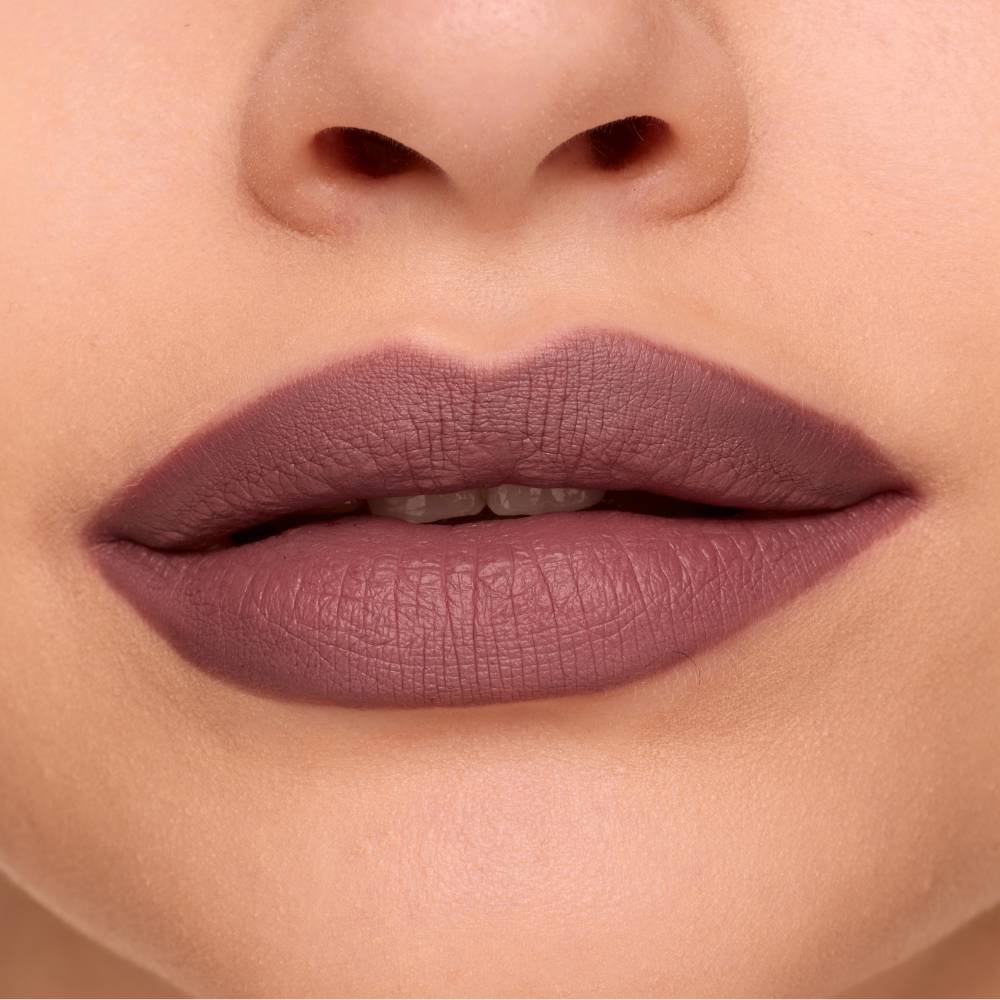 Leicht geöffneter Mund mit einem dunklen Violettbraunen Lippenstift