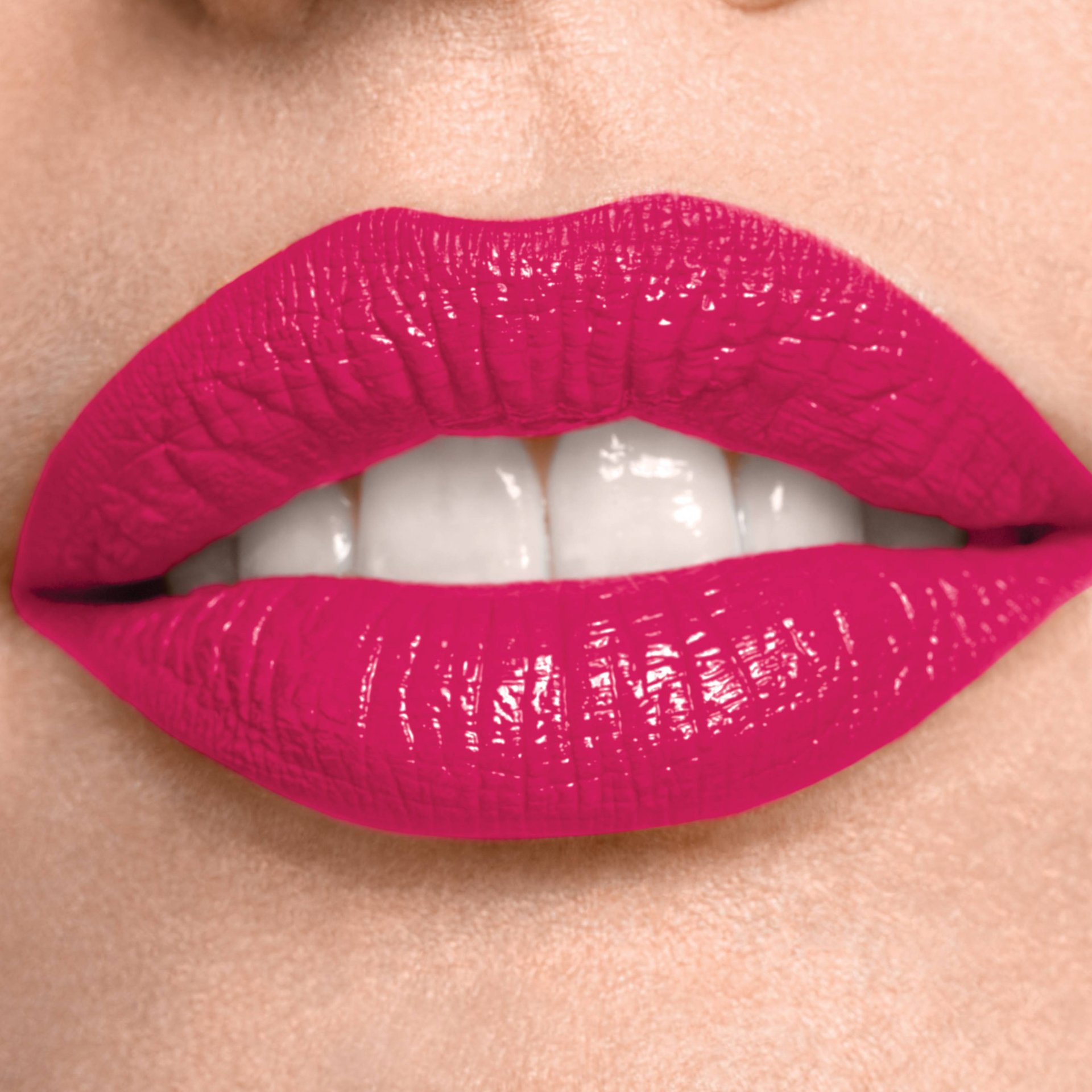 Geöffnete, lächelnde Lippen mit pinken glänzenden Lippenstift